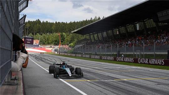 Mercedes-Pilot George Russell fährt in Spielberg als Erster über die Ziellinie.