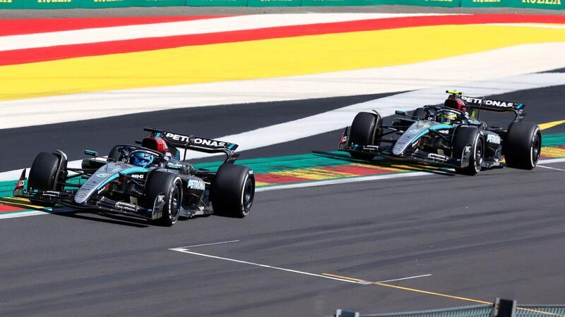 Mercedes-Pilot George Russell (l) kommt vor seinem Teamkollegen Lewis Hamilton ins Ziel: Doch der Sieg wird ihm später aberkannt.
