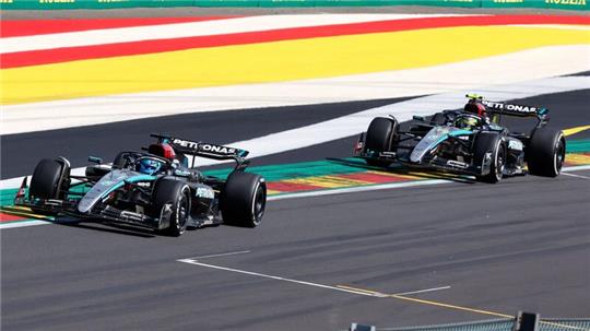 Mercedes-Pilot George Russell (l) kommt vor seinem Teamkollegen Lewis Hamilton ins Ziel: Doch der Sieg wird ihm später aberkannt.