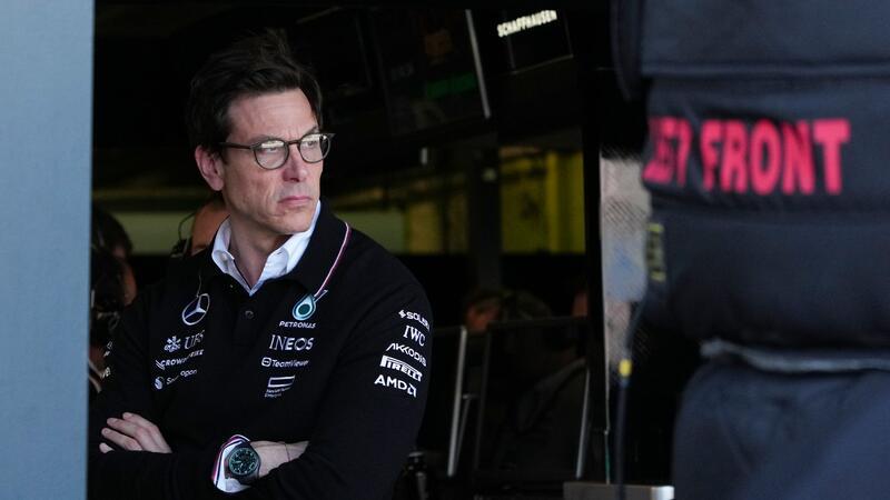 Verstappen als Mercedes-Wunschlösung: Entscheidung im Sommer Mercedes-Teamchef Toto Wolff präferiert Max Verstappen als Hamilton-Nachfolger.