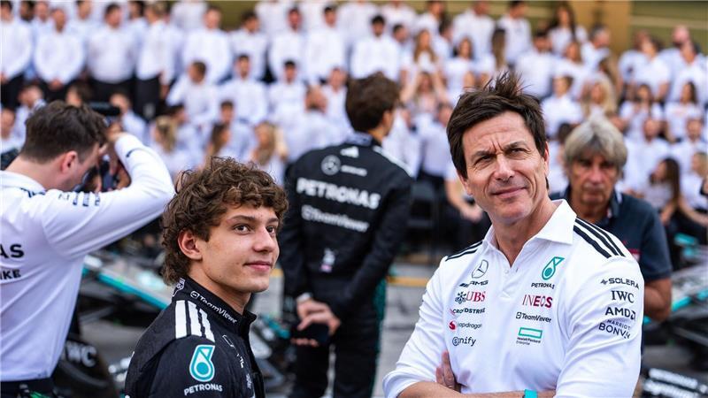 Mercedes-Teamchef Toto Wolff (r) will nicht per Stallorder eingreifen. (Archivbild)