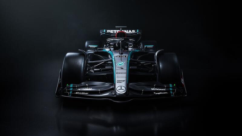 „Sehr surreal“: Hamiltons letzte Mercedes-Präsentation Mercedes präsentiert seinen neuen Formel-1-Boliden AMG F1 W15 E.