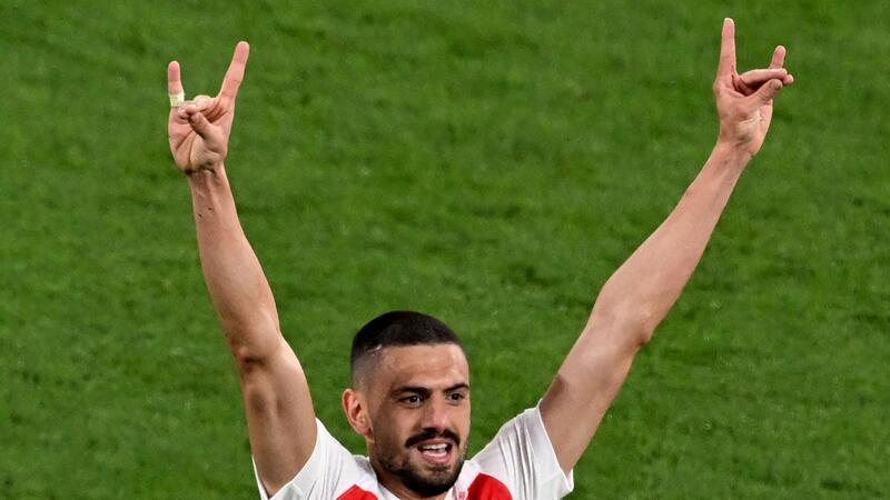 Demiral nach Wolfsgruß gesperrt – Aufruf von türkischen Ultras Merih Demiral hat die Wolfsgruß-Debatte ausgelöst.