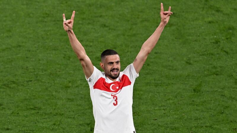 Wegen Wolfsgruß: Schulen in Bremen wollen auf Schweigefuchs verzichten Merih Demiral jubelt mit dem Wolfsgruß.