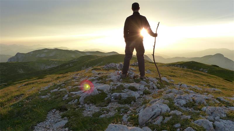 Merinowolle hat einige Eigenschaften, die bei Outdoor-Aktivitäten sehr praktisch sind.