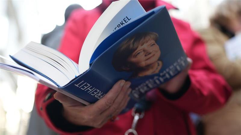 Merkel signiert ihr Buch – Ansturm in Hamburg Merkels Memoiren stoßen nicht nur bei ihren Fans auf Interesse.