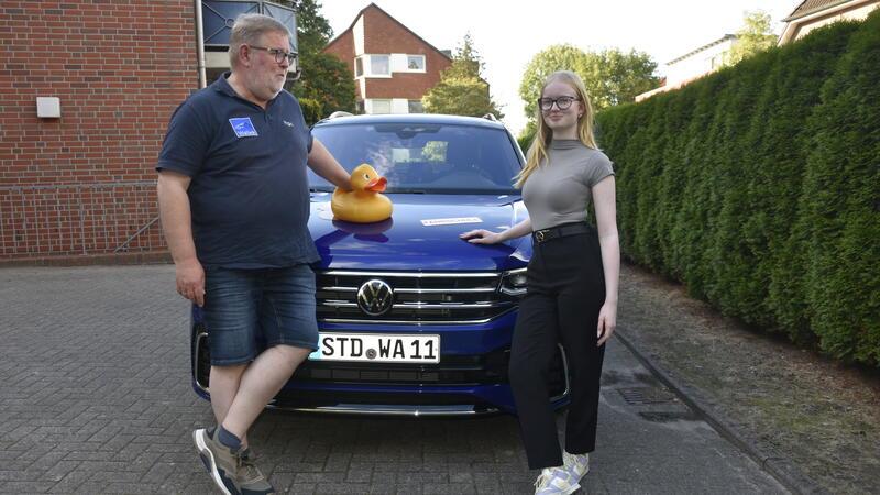 Autofahren lernen auf Buxtehudes Straßen Merle Chomek lenkt zum zweiten Mal ein Automatik-Fahrzeug und die Ente ist genau wie Fahrlehrer Ingo Wallek immer dabei.