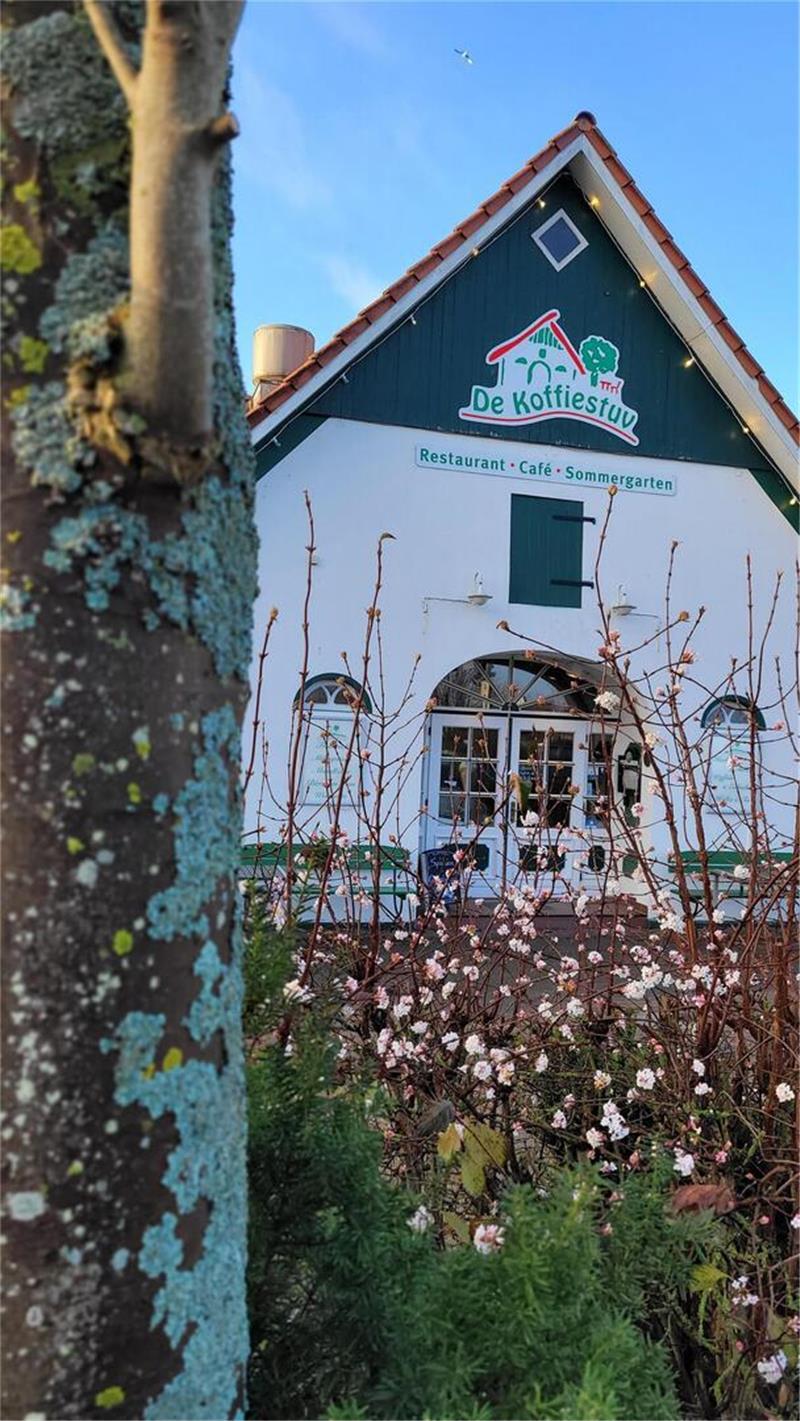 Merle Grastorffs Herz hängt am Café und Restaurant De Koffiestuv, das ihre Eltern vor 30 Jahren hinter dem Nordseedeich in Dorum-Neufeld eröffnet haben. Zum Familienbetrieb gehört auch Der Deichbäcker.