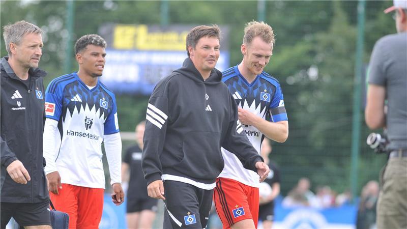 Elstorf verliert 1:8 gegen den HSV - aber jubelt am lautesten Merlin Polzin und Sebastian Schonlau lachen.