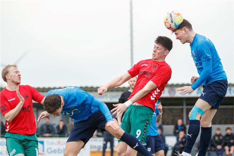 Merten Hiller gewinnt das Kopfballduell im Mittelfeld. In der ersten Halbzeit machte er ein ganz starkes Spiel. Fotos: Struwe/picselweb.de