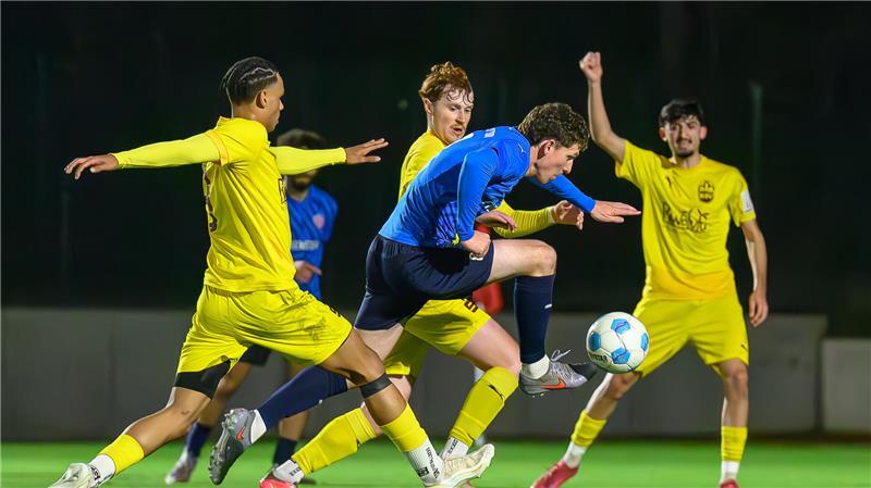 Wenn alles Rackern und Ackern nichts hilft - A/O lässt Chancen liegen Merten Hiller hat die meisten Kilometer auf dem Platz gemacht und wichtige Zweikämpfe gewonnen.