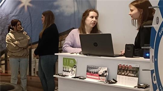 Meryem Ike (von links), Paula Hawlitzky, Ann-Kristin Franken und Svenja Steffens beraten zu angesagten Themen wie Balkonkraftwerk oder E-Roller-Ausleihe.