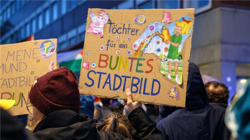 Umfrage: Mehrheit stimmt Merz‘ „Stadtbild“-Äußerungen zu Merz‘ Äußerungen lösten Proteste aus, finden aber auch viel Zuspruch.