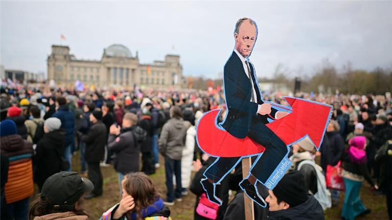 Merz-Karikatur bei Demo gegen Migrationspolitik der CDU in Berlin