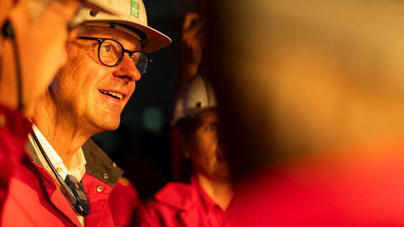 Merz: Ampel gefährdet Existenz von Industrieunternehmen Merz blickt auf einen Elektro-Ofen, der alleine so viel Strom benötigt wie die ganze Stadt Osnabrück.