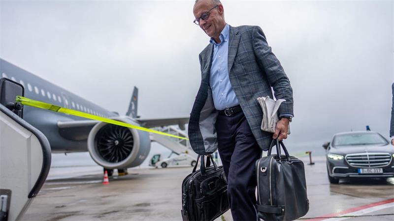 Merz brach am Sonntag von Dortmund aus in die Arktis auf – mitten in einer tiefen Krise seiner Kanzlerschaft.