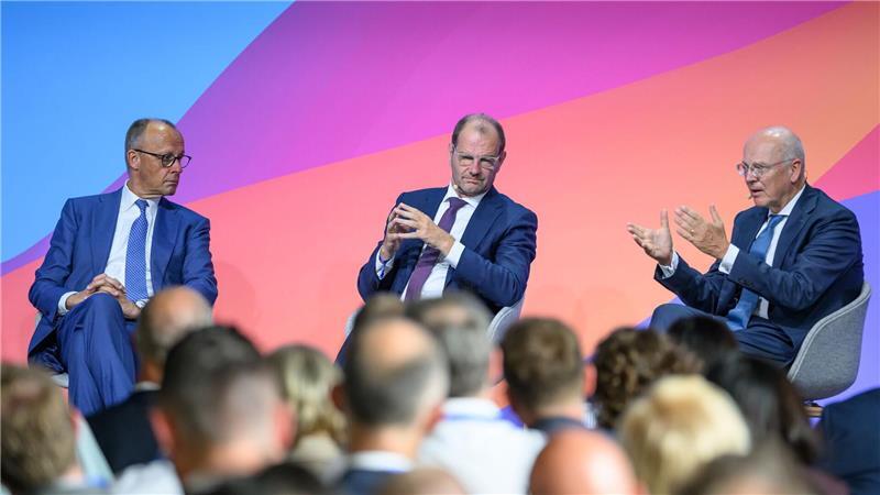 Merz warnt vor Schwarzmalerei: „Kein Grund für Pessimismus“ Merz diskutiert auf dem Wirtschaftsforum.