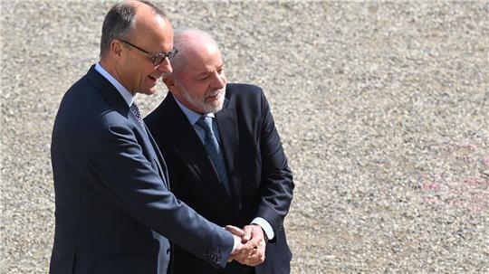 Merz empfing Lula mit militärischen Ehren vor dem Schloss.