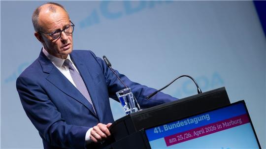 Merz erklärt in Marburg, was er mit „Basisabsicherung“ bei der Rente gemeint hat.