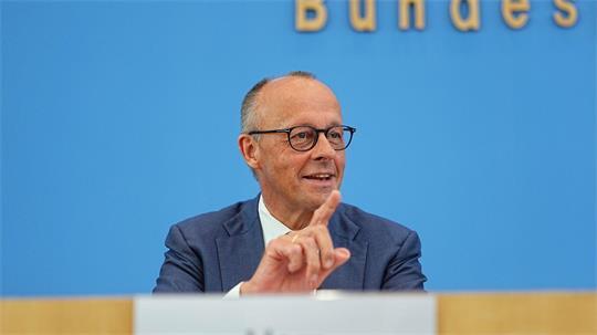Merz ist gut aufgelegt bei seiner Sommerpressekonferenz.