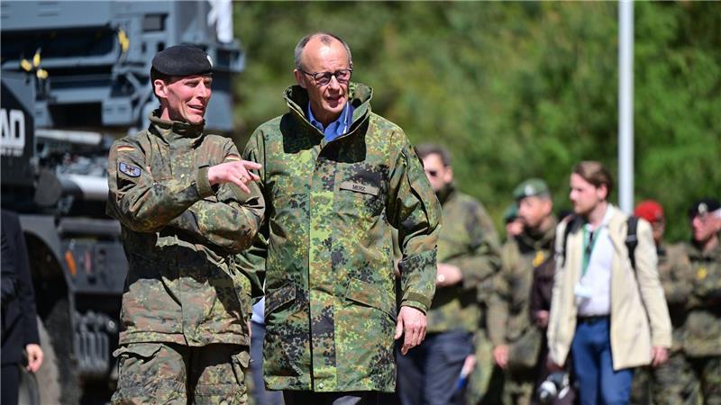 Bereit zum „fight tonight“ - Merz besucht die Truppe Merz (r) lässt sich vom Inspekteur des Heeres, Generalleutnant Christian Freuding, informieren.