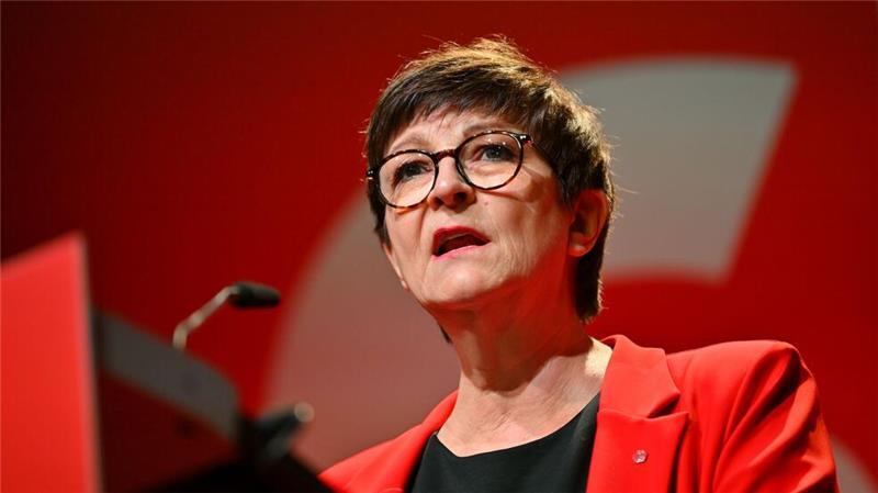 Merz spiele „mit dem rechtspopulistischen Feuer“, meint die SPD-Vorsitzende Saskia Esken. (Archivbild)