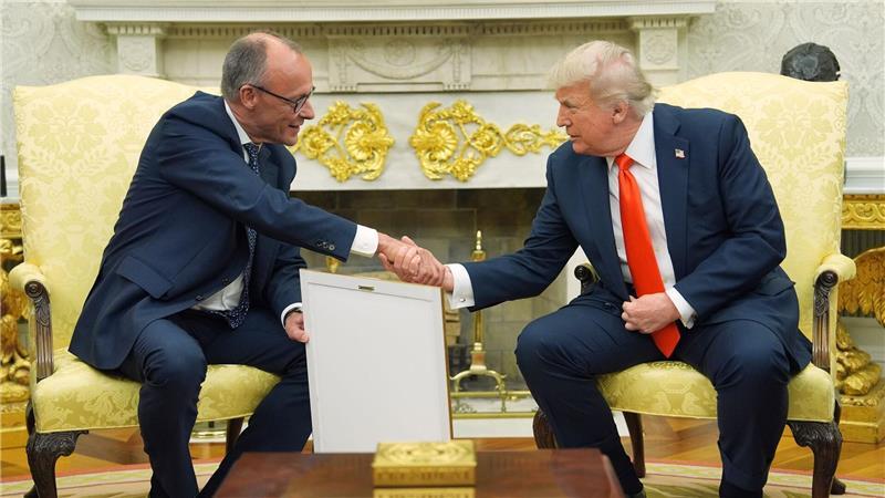 Merz übergab das Gastgeschenk im Oval Office. 