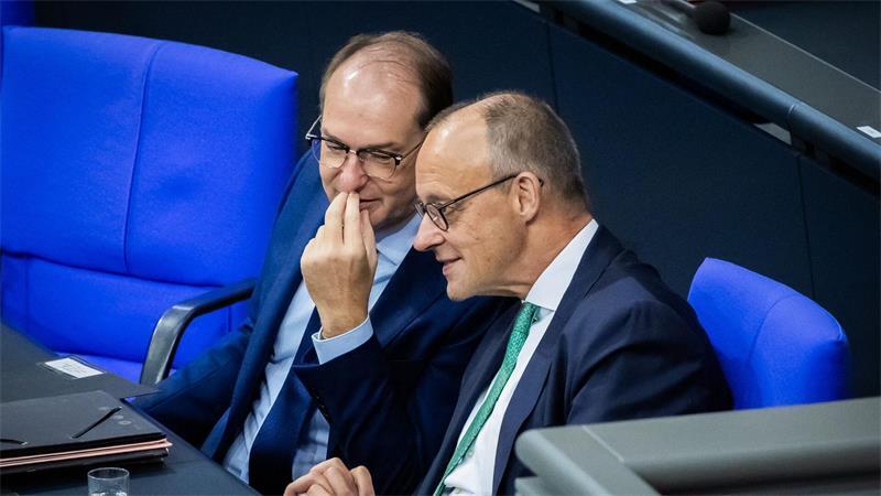 Merz und Innenminister Dobrindt stecken im Bundestag die Köpfe zusammen. Auf der Agenda steht die Abstimmung über das Bundespolizeigesetz.