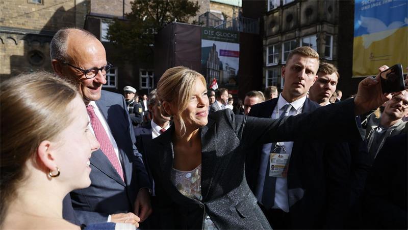 Merz und Klöckner bei Einheitsfeier in Bremen im Bürgergespräch