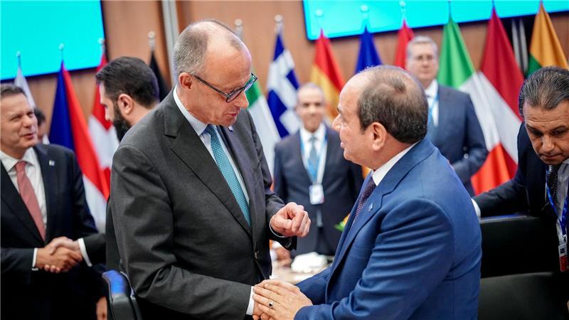 Merz will Iran Lockangebot machen - EU-Spitzen skeptisch Merz und die anderen EU-Spitzen trafen sich in Zypern auch mit Spitzenvertretern aus der Nachbarschaft des Irans - hier schüttelt der Bundeskanzler Ägyptens Präsident Abdel Fattah al-Sisi die Hand.
