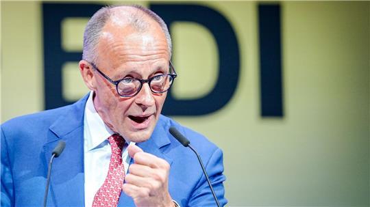 Merz unterstützt die Luftangriffe, ohne das Wort „Drecksarbeit“ zu wiederholen.