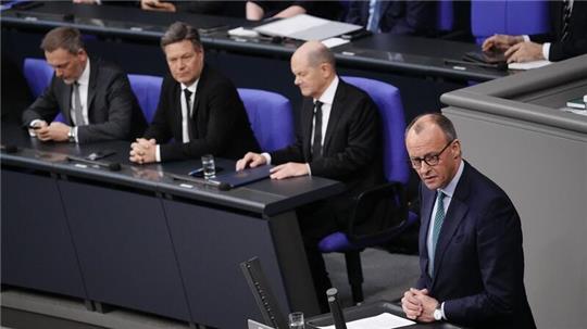 Merz (v.r.n.l.), Scholz, Habeck und Lindner verlieren laut einer Untersuchung Vertrauen in der gesellschaftlichen Mitte.