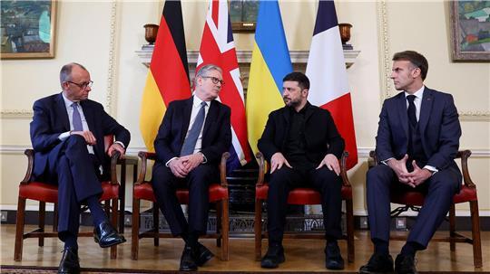 Merz, wie auch Großbritanniens Premier Keir Starmer und Frankreichs Präsident Emmanuel Macron bekräftigte die Unterstützung Deutschlands für Kiew.