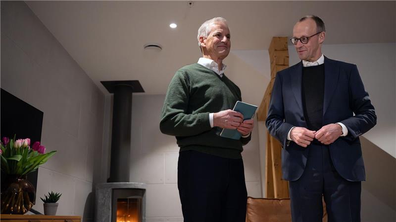 Merz will am Nachmittag mit einem Militärtransporter vom Typ A400M zum Militärstützpunkt Bardufoss fliegen und sich mit Støre ein Bild von der Übung Cold Response machen. 