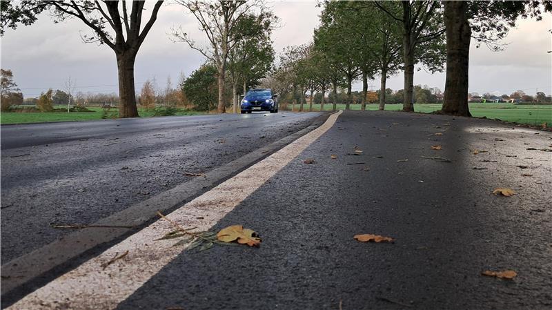 Ein Auto fährt auf der Straße Am Hohenwedel in Stade.
