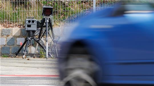 Mit 148 km/h durch die 70er-Zone: Raser auf B74 gestoppt Messbeamte des Landkreises Stade haben auf der B74 in Richtung Stade einen Temposünder gestoppt (Symbolbild).