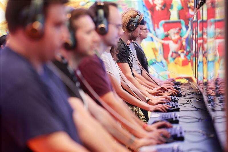 Studie: Gaming-Industrie mit steigenden Umsätzen Messebesucher der Computer- und Videospielemesse «Gamescom» testen ein Computerspiel.