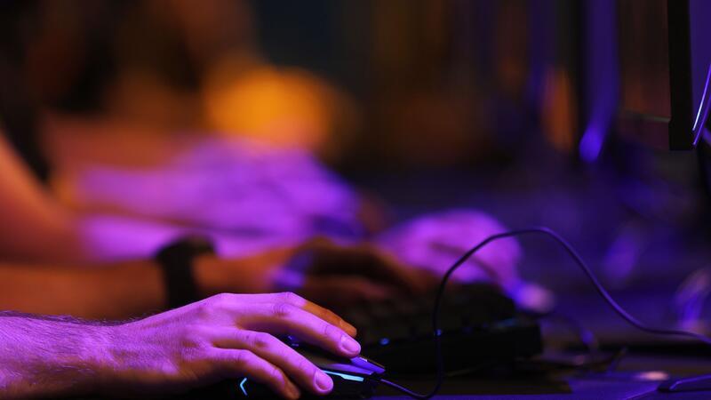 Games-Branche unter Druck: Kleine Firmen geben auf Messebesucher testen auf der Gamescom ein Computerspiel.