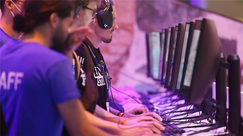 Bestes Computerspiel: Survival-Action „Enshrouded“ sahnt ab Messebesucher testen ein Computerspiel bei der Gamescom. (Archivbild)