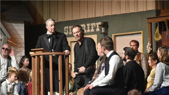 Messer-Joe als Zeuge vor Gericht.