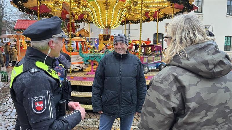 Wie die Polizei das Messerverbot auf dem Weihnachtsmarkt kontrolliert Messer Kontrolle Verbot Polizei Kreis Untere Waffenbehörde Kontrolle in Stade und Hinweisschild aus Buxtehude Fotos Vasel