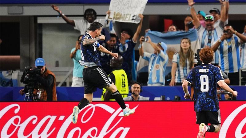 Team über Ego: Messis „wunderbare“ Geste als Edeljoker Messi lässt sich von den fans feiern.