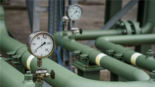 Messinstrumente zeigen den Leitungsdruck beim Gasspeicher der Stadtwerke Kiel an.