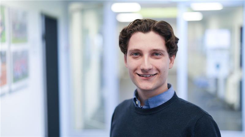 Messungen in seinem Goethe-Gymnasium haben ergeben, dass in den Sommerferien die Handynutzungszeiten von Schülern in Einzelfällen auf bis zu neun Stunden am Tag hochgeschnellt sind, wie der 18-jährige Schülervertreter Shahin Philipp Morid sagt.