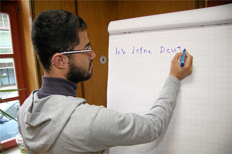 Mesud Ibrahim lernt im Deutschkurs (Illustration). Foto: Ciszewski