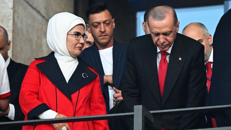 Mesut Özil (M) steht hinter Recep Tayyip Erdogan (r), Präsident der Türkei, und seiner Frau Emine Erdogan (l).