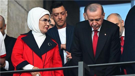 Mesut Özil (Mitte) bei der EM 2024 mit dem türkischen Präsidenten Recep Tayyip Erdogan und dessen Frau Emine Erdogan.