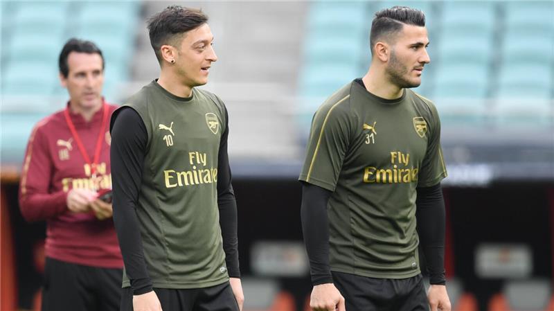 Mesut Özil (Mitte) ist längst in Fußballrente, Seat Kolasinac spielt noch in Italien.