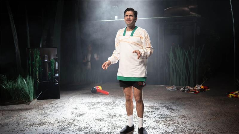 Eine Tragödie: Mesut Özils Geschichte als Theaterstück Mesut Özil als Bühnenfigur: Die Geschichte des Fußball-Weltmeisters wird in Bremen als Theaterstück aufgeführt.