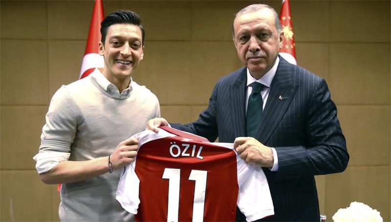 Viel politische Brisanz vor Türkei-Spiel der DFB-Auswahl Mesut Özil löste 2018 mit diesem Foto und den Worten „Mein Präsident“ große Debatten in Deutschland aus.